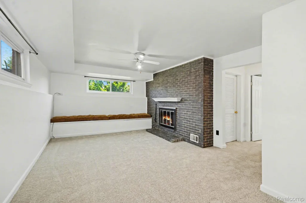 30612 Dover Avenue Warren City MI 48088