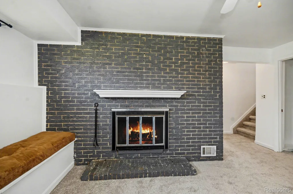 30612 Dover Avenue Warren City MI 48088
