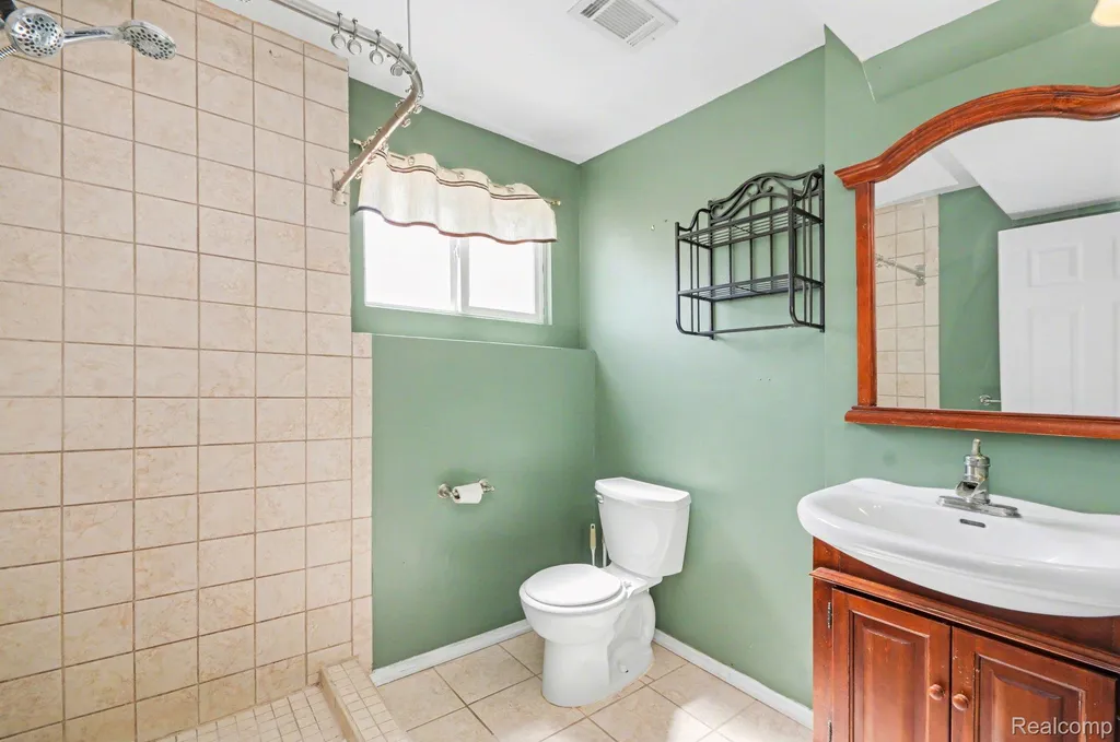 30612 Dover Avenue Warren City MI 48088