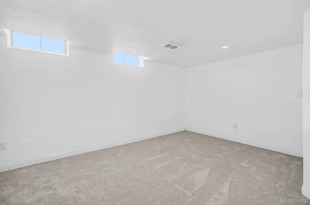 30612 Dover Avenue Warren City MI 48088