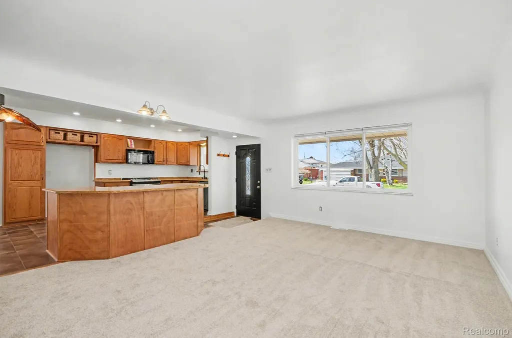 30612 Dover Avenue Warren City MI 48088