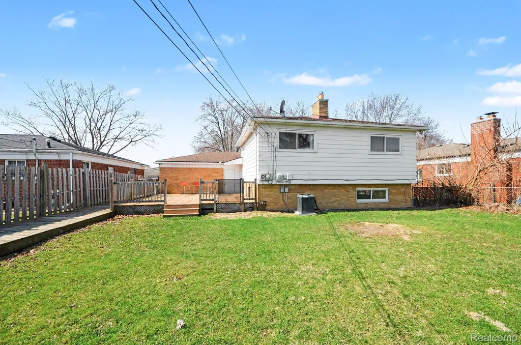 30612 Dover Avenue Warren City MI 48088
