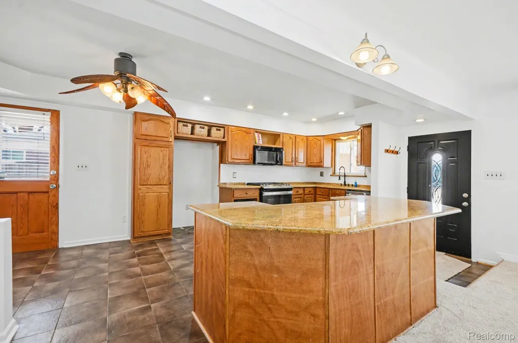 30612 Dover Avenue Warren City MI 48088