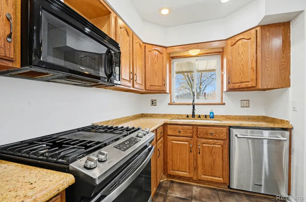 30612 Dover Avenue Warren City MI 48088