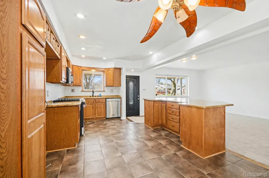 30612 Dover Avenue Warren City MI 48088