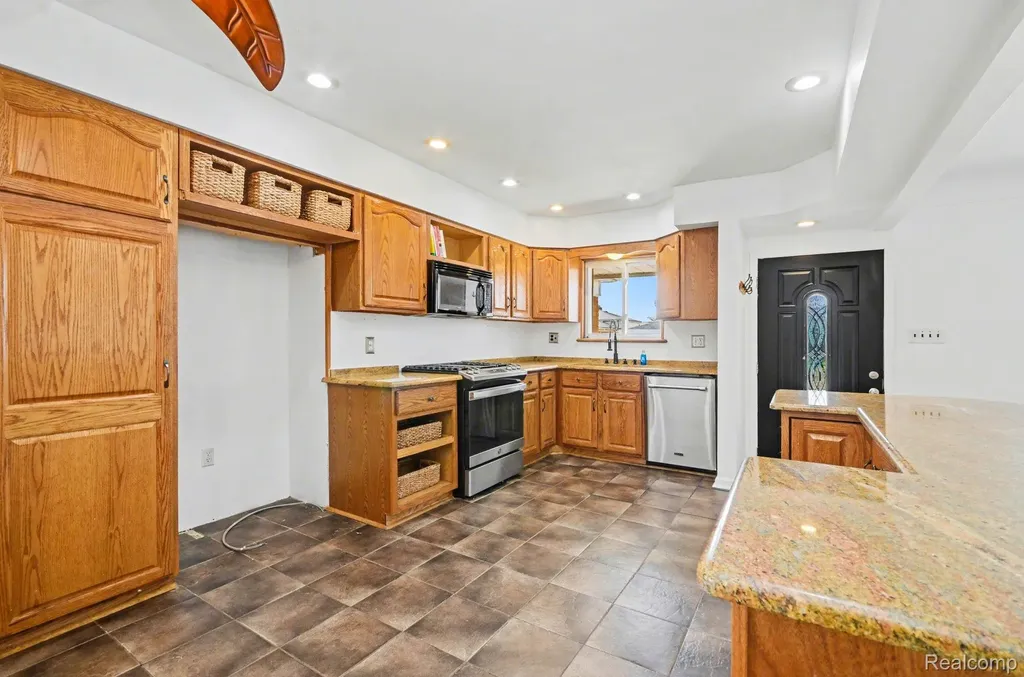 30612 Dover Avenue Warren City MI 48088
