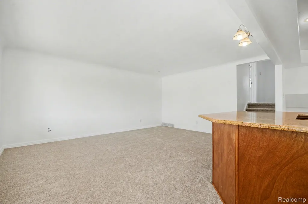 30612 Dover Avenue Warren City MI 48088