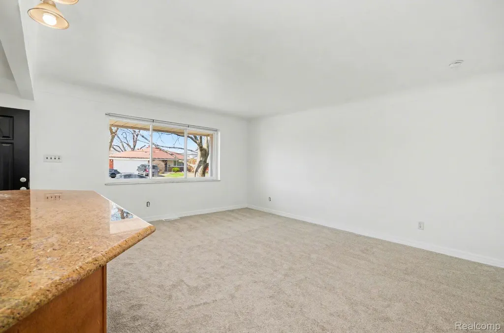 30612 Dover Avenue Warren City MI 48088