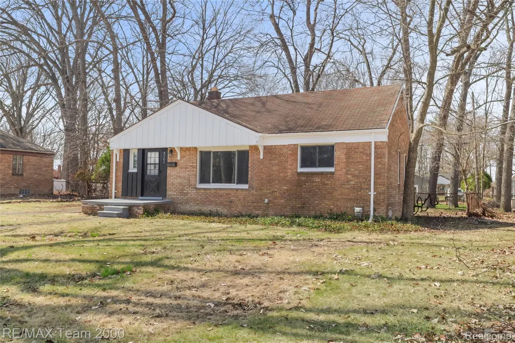 21171 Westhampton Street Oak Park City MI 48237
