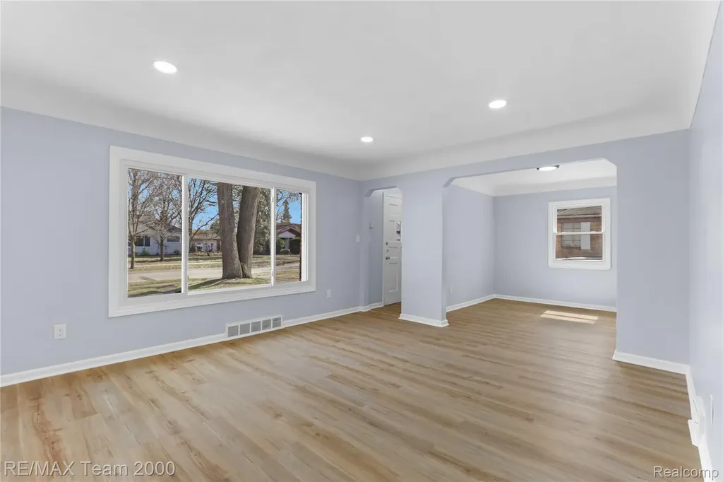 21171 Westhampton Street Oak Park City MI 48237