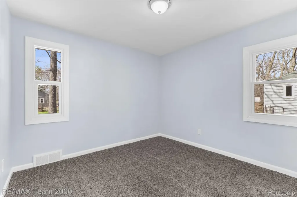 21171 Westhampton Street Oak Park City MI 48237