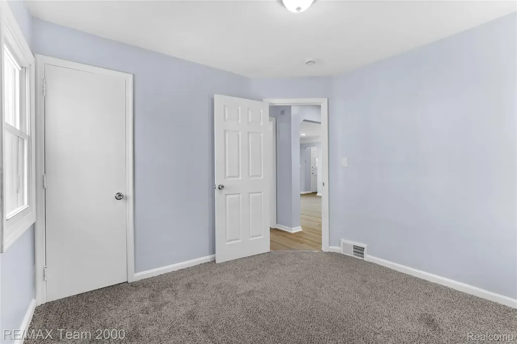 21171 Westhampton Street Oak Park City MI 48237