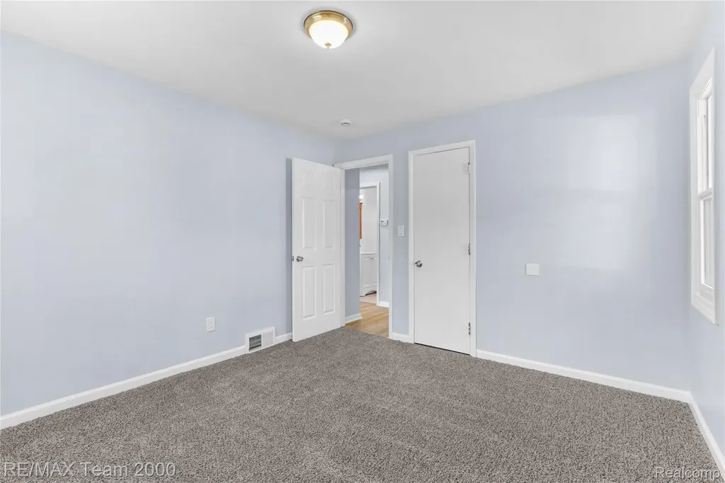 21171 Westhampton Street Oak Park City MI 48237
