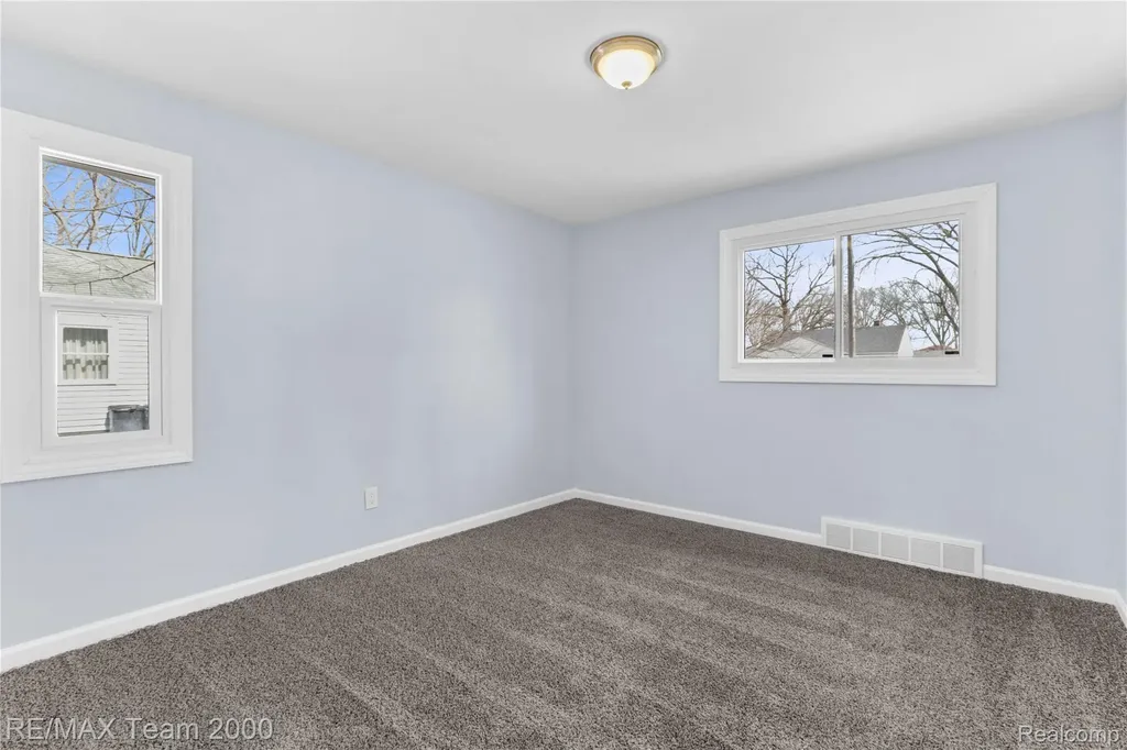 21171 Westhampton Street Oak Park City MI 48237