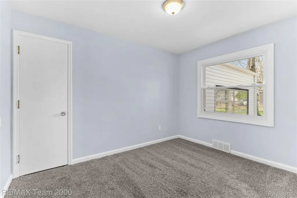 21171 Westhampton Street Oak Park City MI 48237