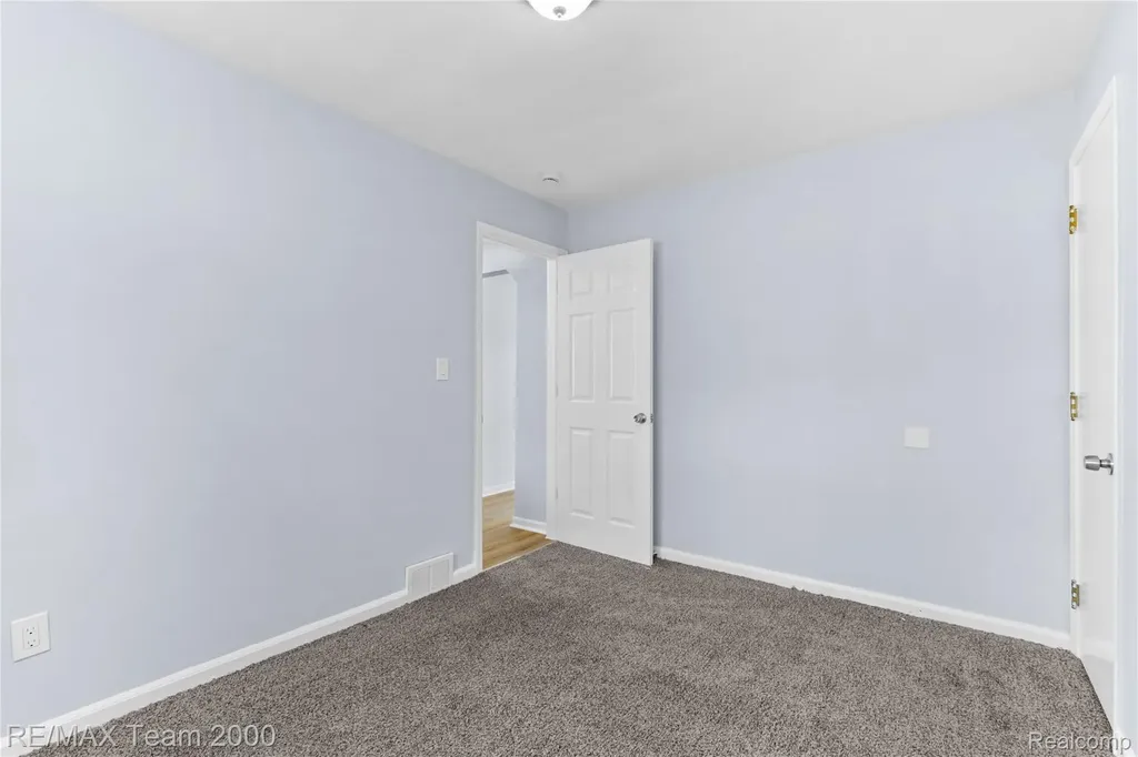 21171 Westhampton Street Oak Park City MI 48237