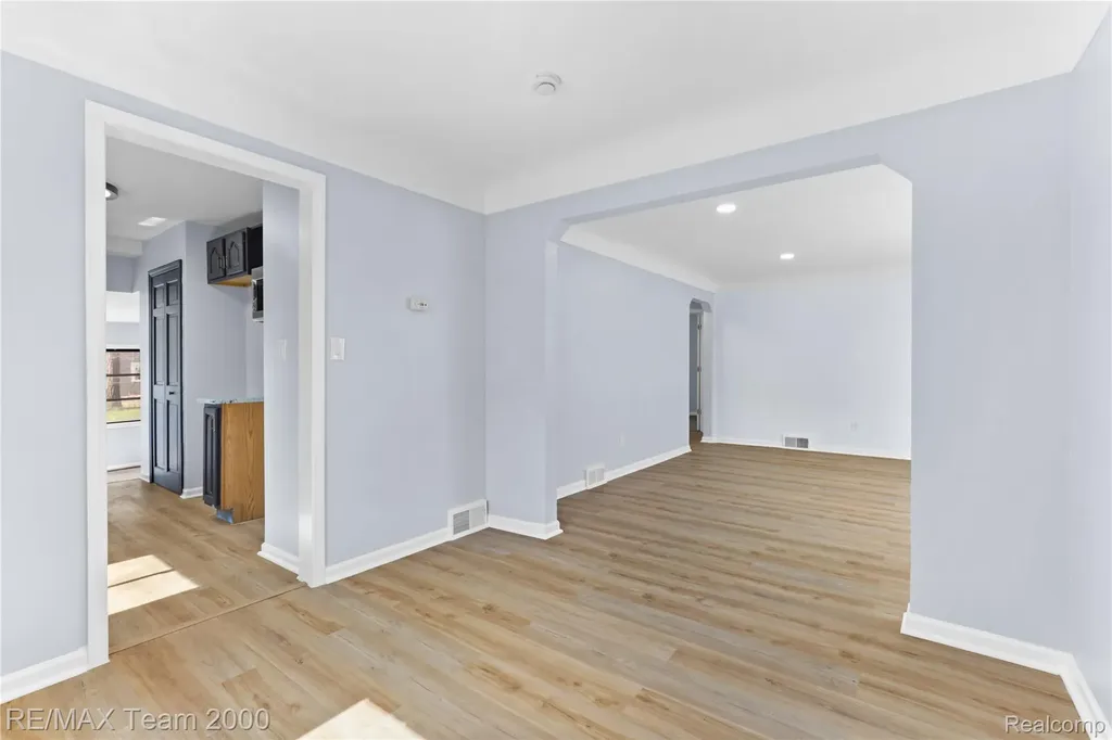 21171 Westhampton Street Oak Park City MI 48237