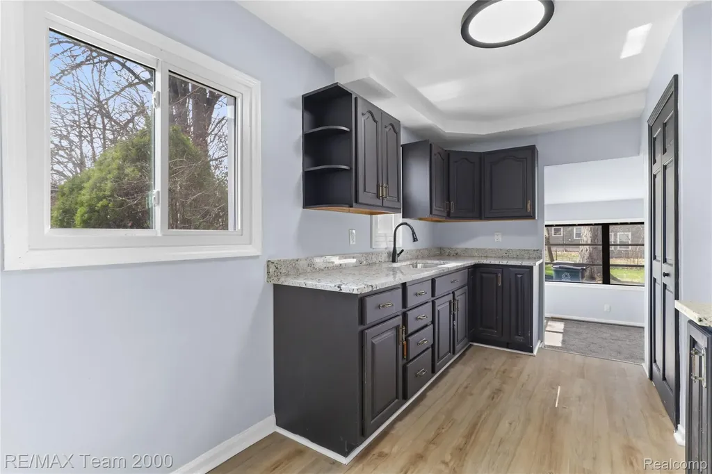 21171 Westhampton Street Oak Park City MI 48237