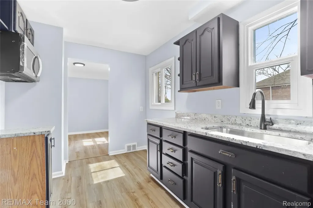 21171 Westhampton Street Oak Park City MI 48237