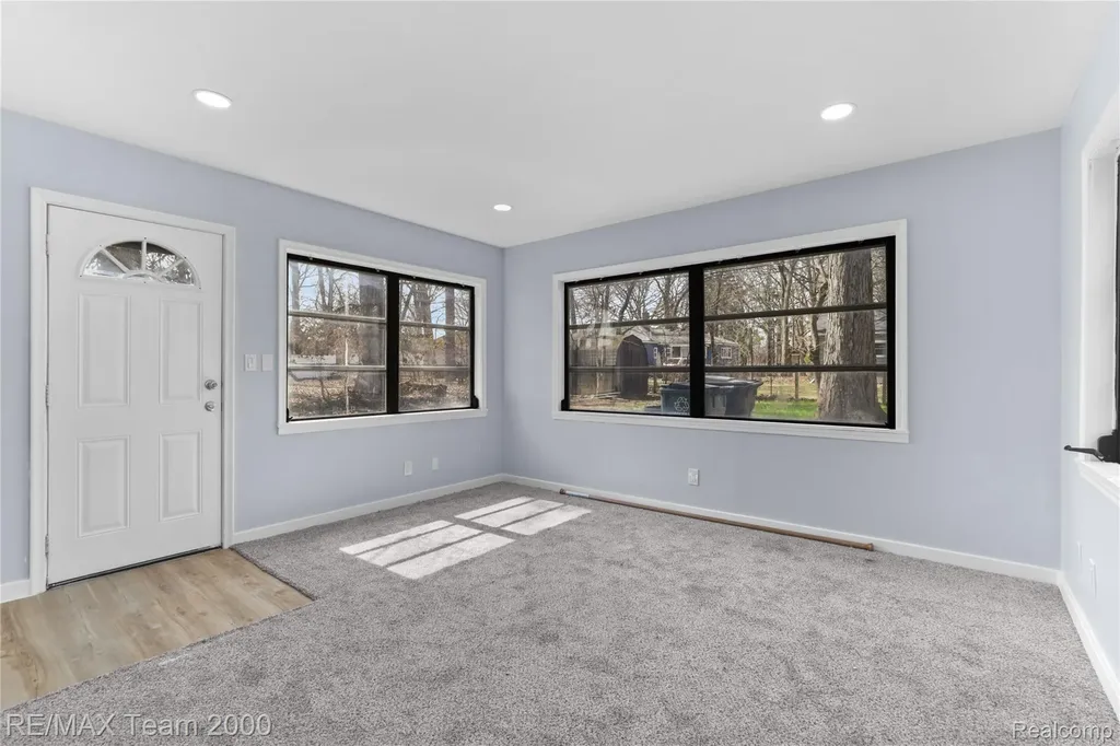 21171 Westhampton Street Oak Park City MI 48237
