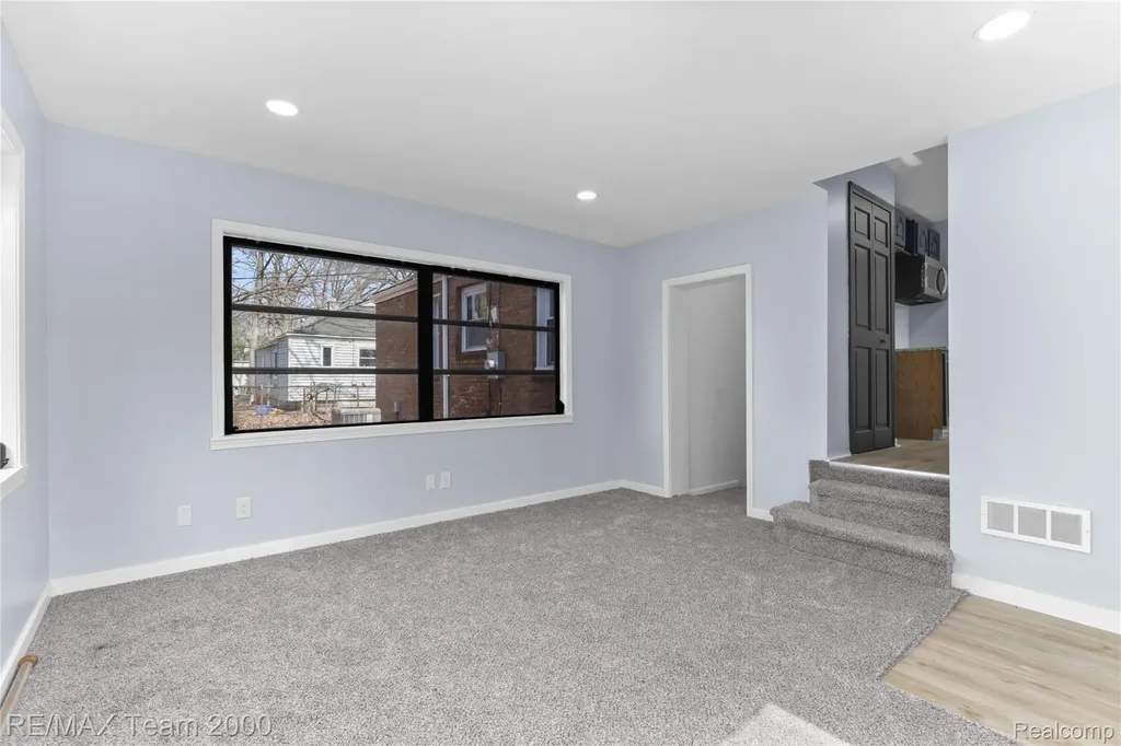 21171 Westhampton Street Oak Park City MI 48237