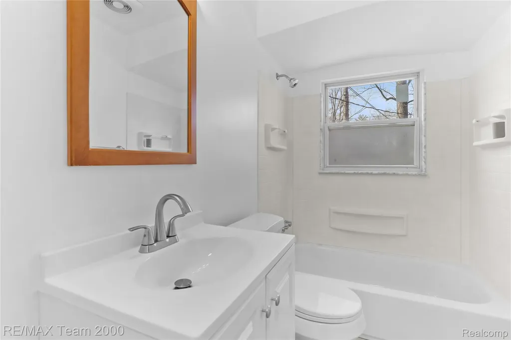 21171 Westhampton Street Oak Park City MI 48237