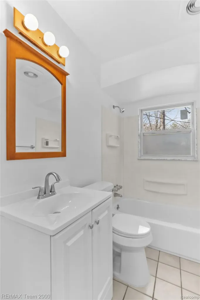 21171 Westhampton Street Oak Park City MI 48237