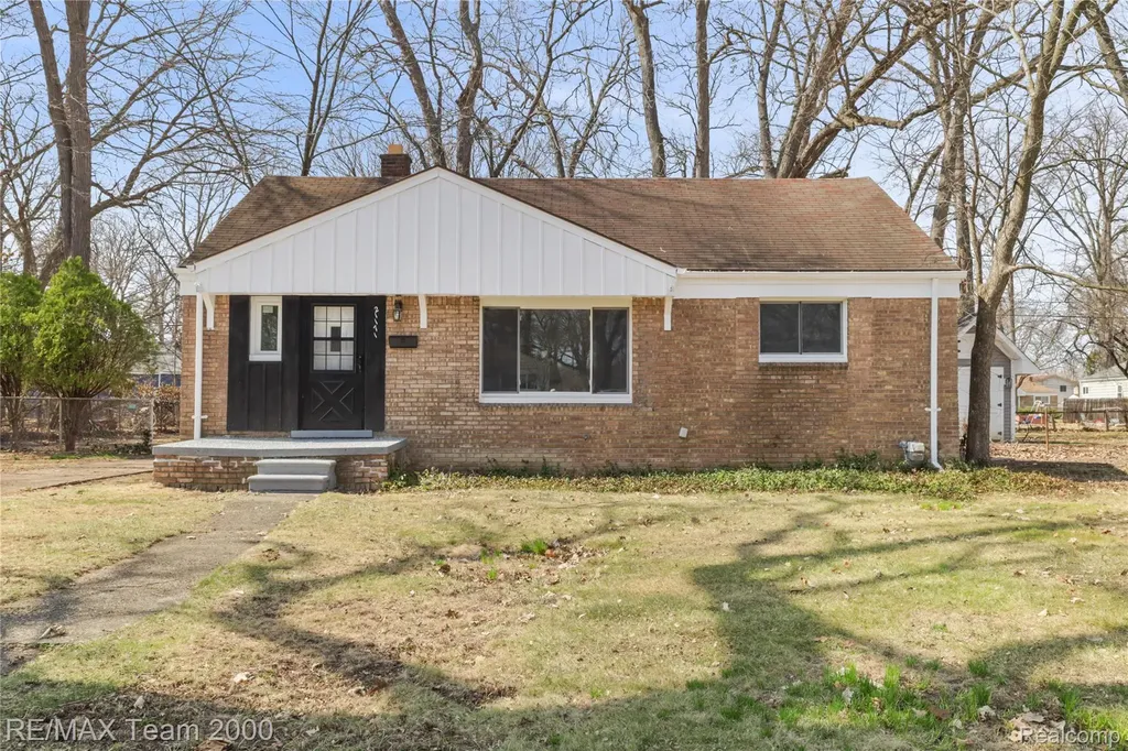 21171 Westhampton Street Oak Park City MI 48237