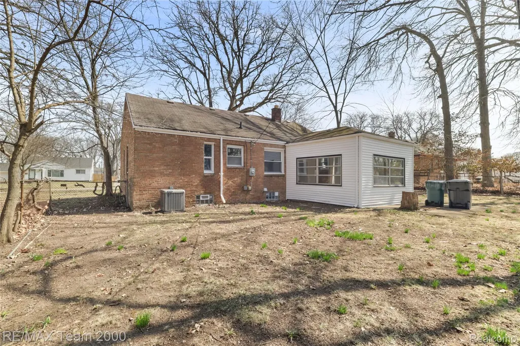 21171 Westhampton Street Oak Park City MI 48237