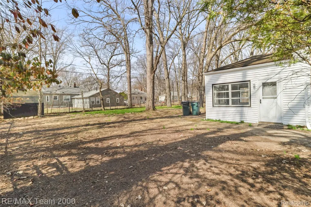 21171 Westhampton Street Oak Park City MI 48237