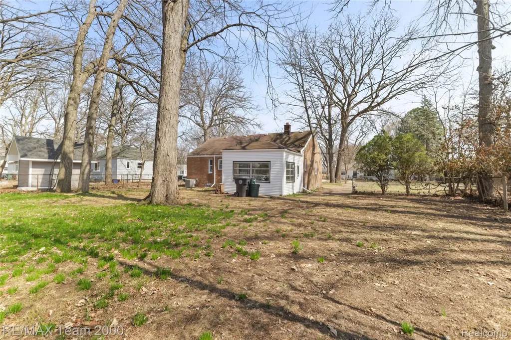 21171 Westhampton Street Oak Park City MI 48237