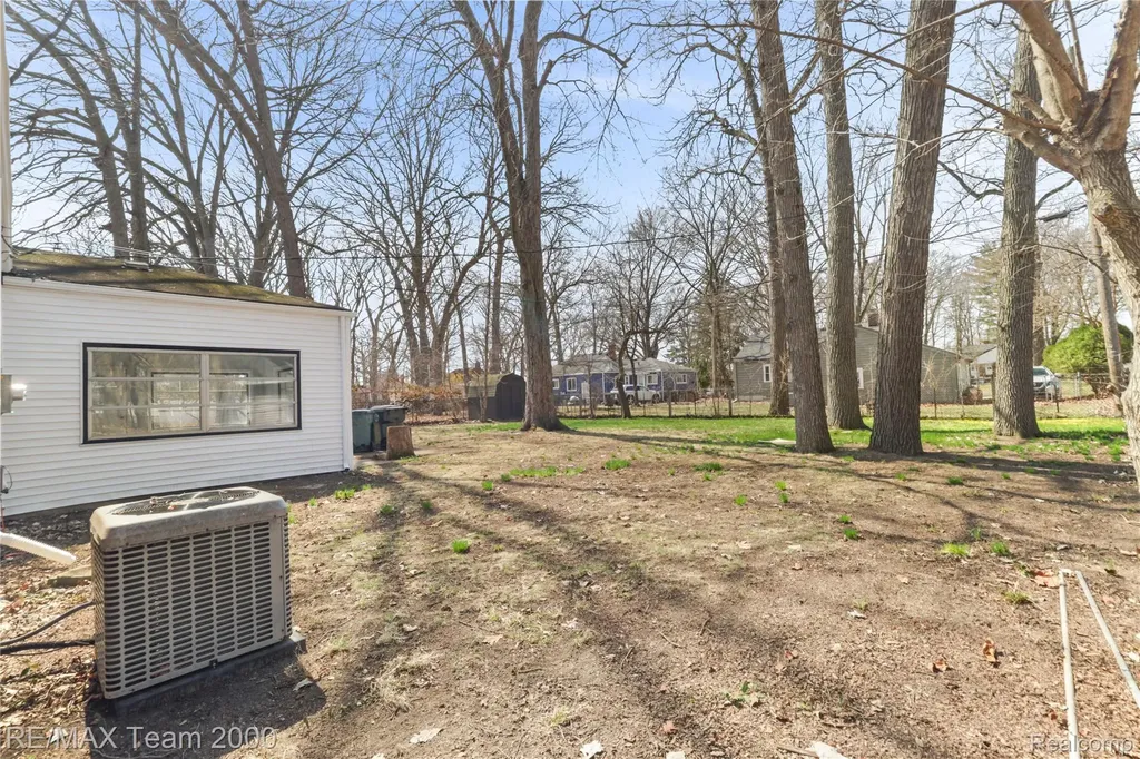 21171 Westhampton Street Oak Park City MI 48237