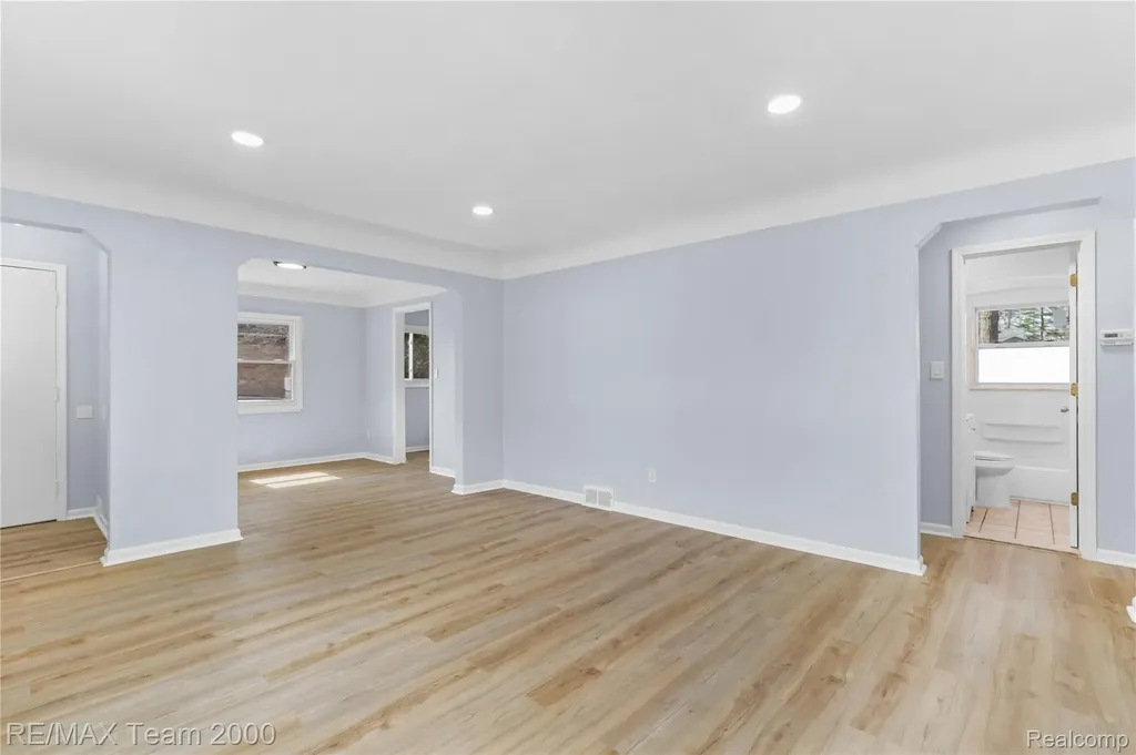 21171 Westhampton Street Oak Park City MI 48237