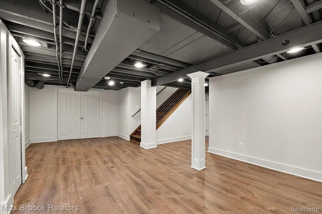 972 Oxford Street Birmingham City MI 48009