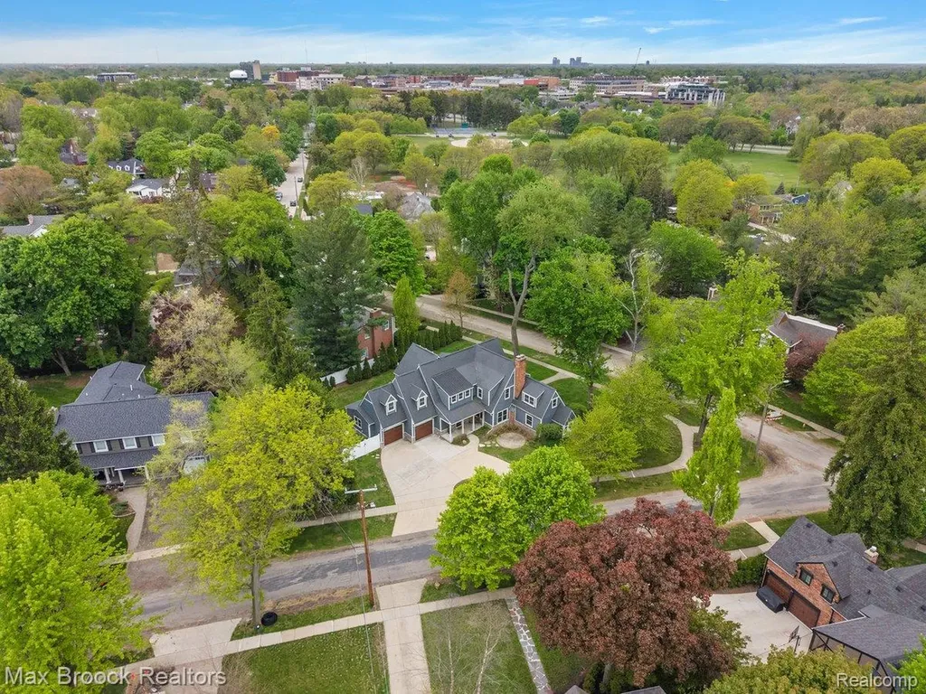 972 Oxford Street Birmingham City MI 48009