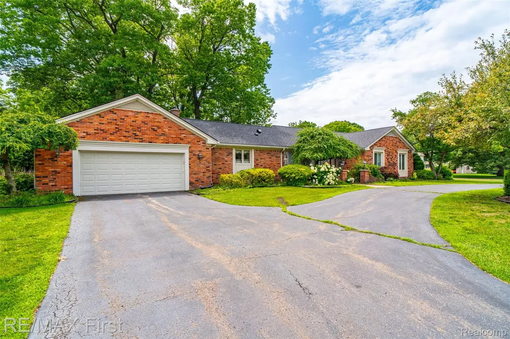 1899 Ledbury Drive Bloomfield Hills City MI 48304