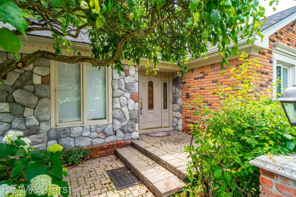 1899 Ledbury Drive Bloomfield Hills City MI 48304