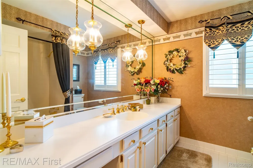 1899 Ledbury Drive Bloomfield Hills City MI 48304
