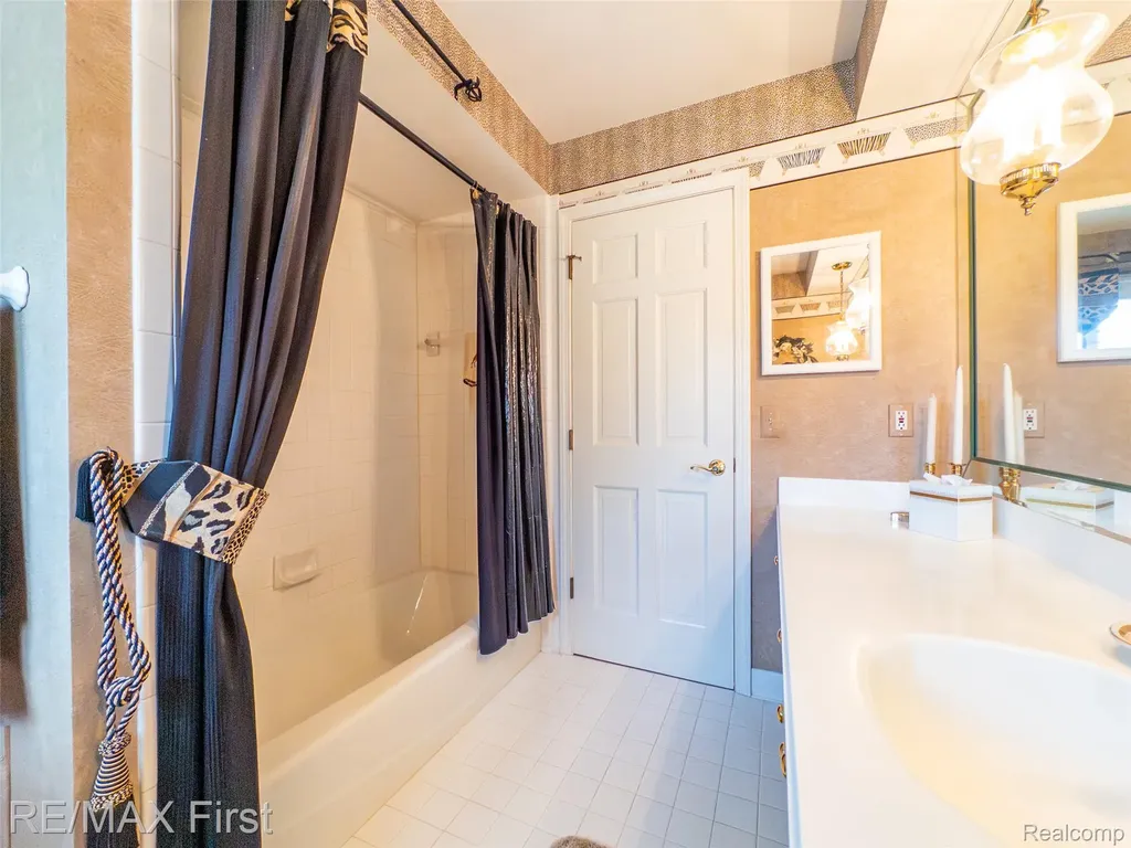 1899 Ledbury Drive Bloomfield Hills City MI 48304