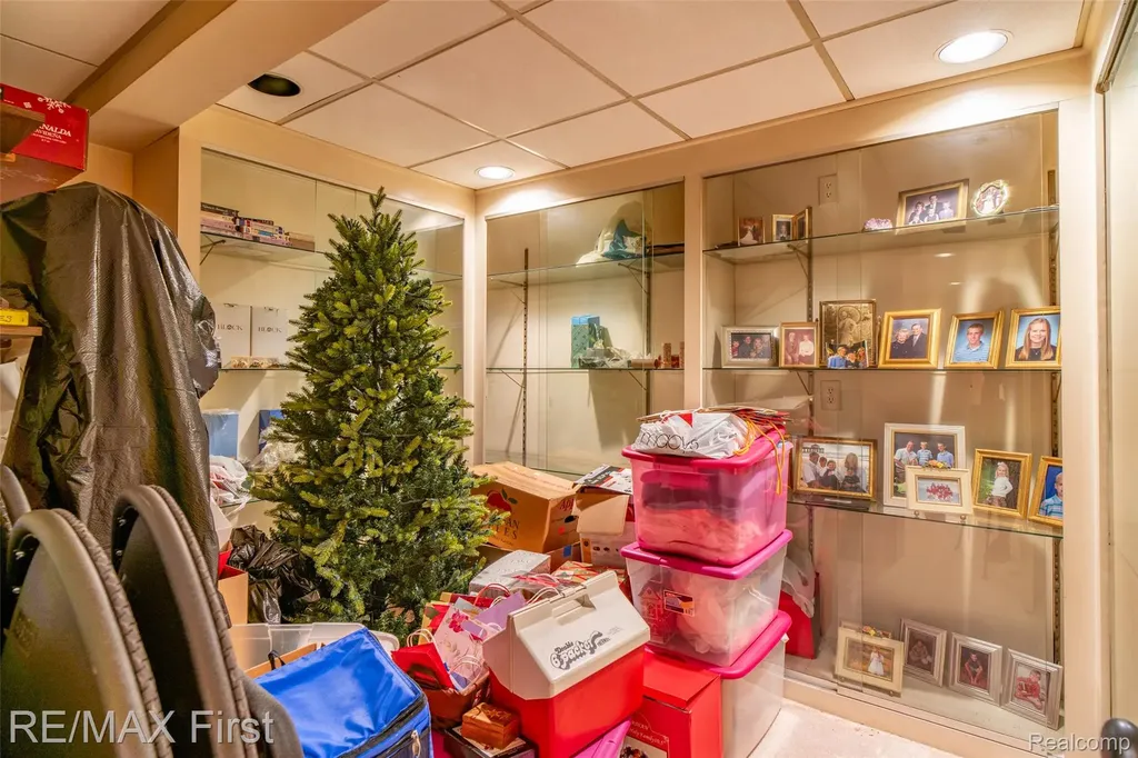 1899 Ledbury Drive Bloomfield Hills City MI 48304
