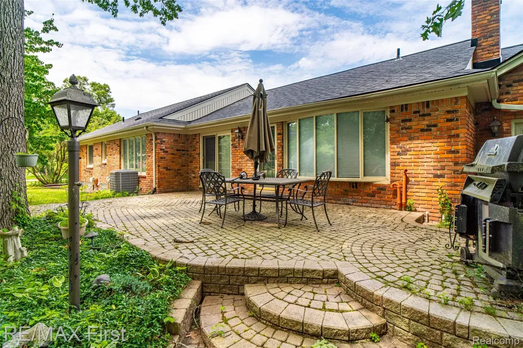 1899 Ledbury Drive Bloomfield Hills City MI 48304