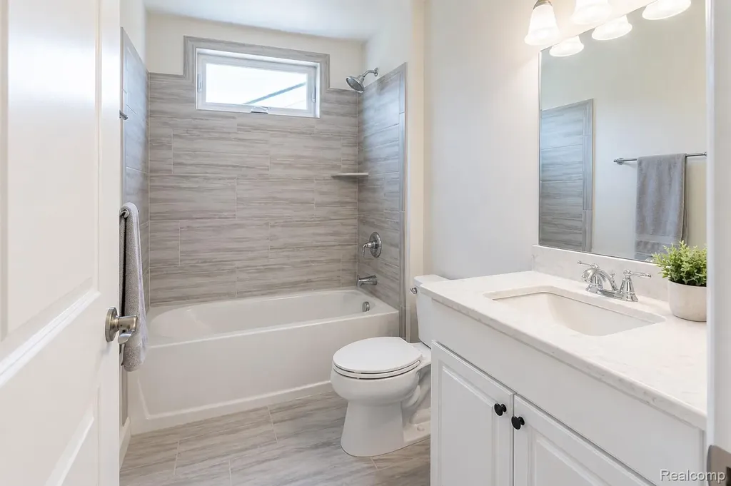 5545 Helmsdale Boulevard West Bloomfield Charter Township MI 48322
