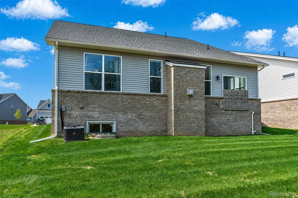 5545 Helmsdale Boulevard West Bloomfield Charter Township MI 48322