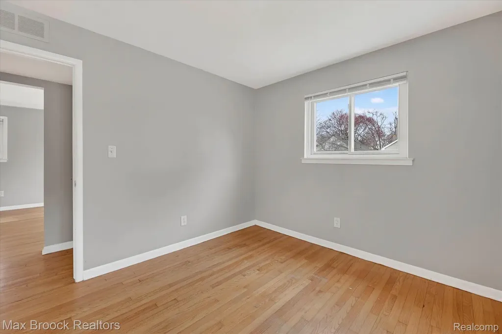 23448 Easterling Avenue Hazel Park City MI 48030
