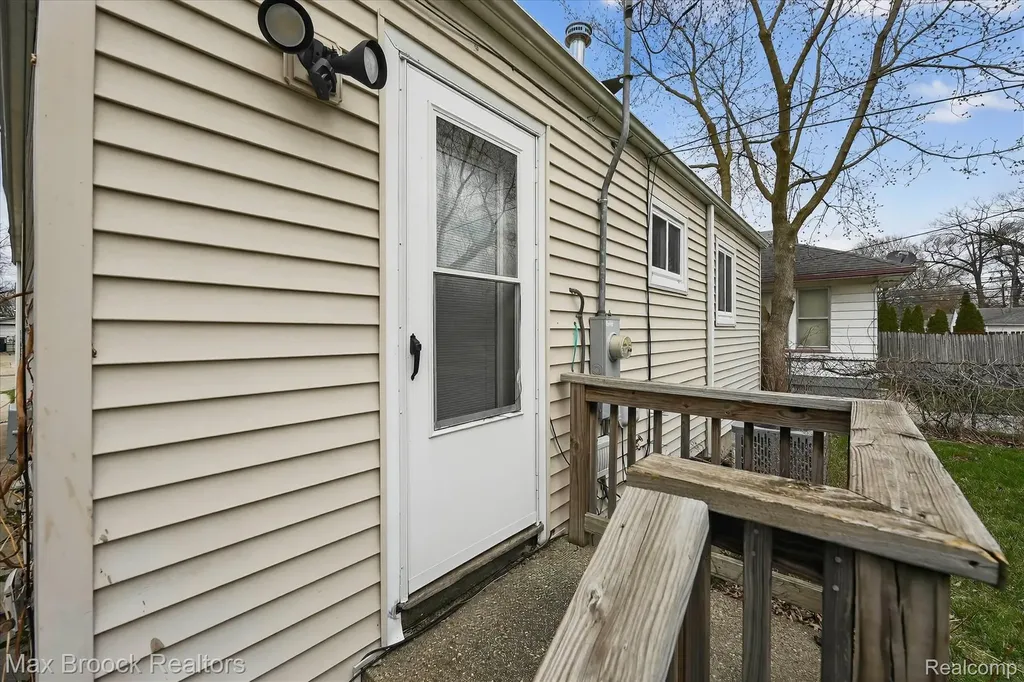 23448 Easterling Avenue Hazel Park City MI 48030