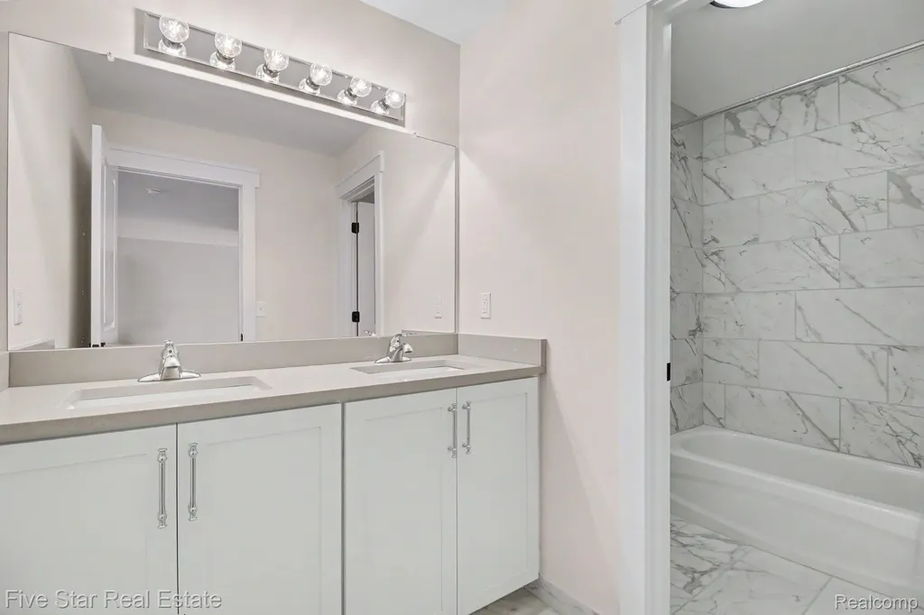 7842 Trailside Court West Bloomfield Charter Township MI 48323