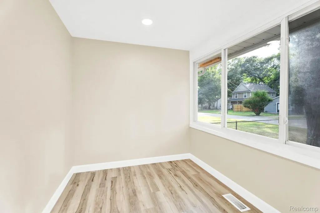 23248 Helen Street Southfield City MI 48033
