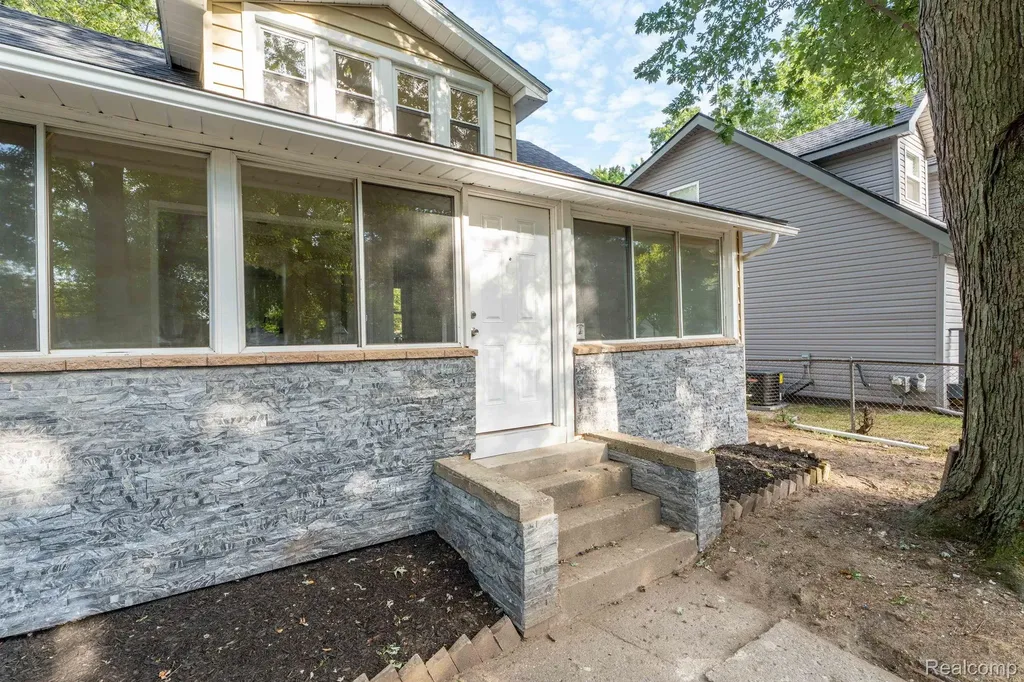 23248 Helen Street Southfield City MI 48033