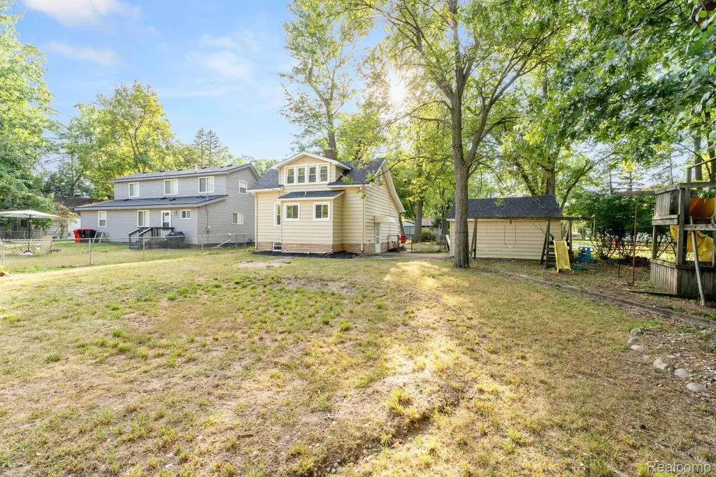 23248 Helen Street Southfield City MI 48033