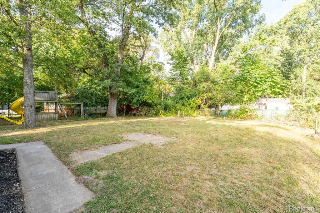 23248 Helen Street Southfield City MI 48033